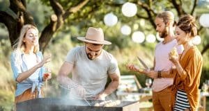 Top 10 accesorii esențiale pentru grătarul de vară